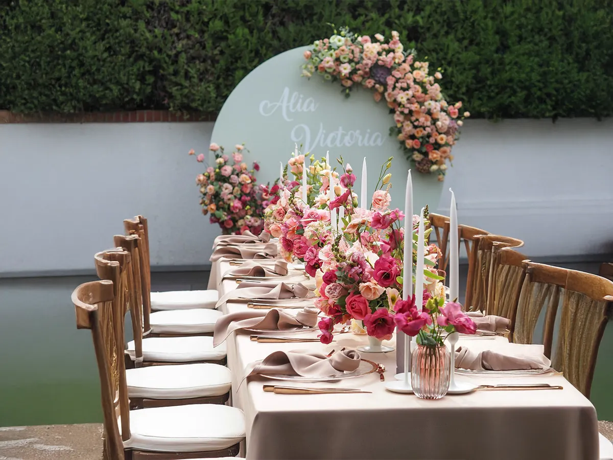 Accesorii de masă cu design modern și elemente decorative premium