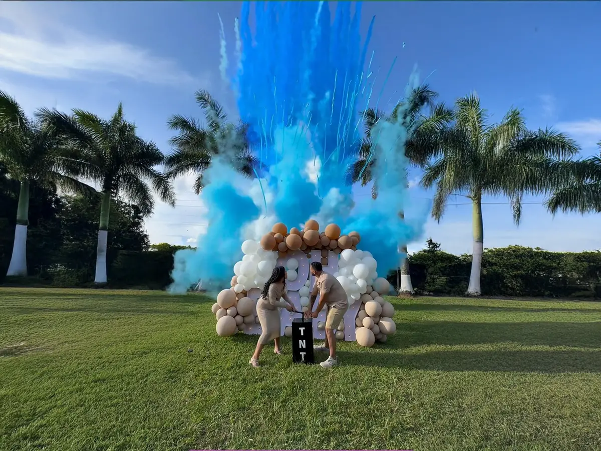 Artificii Gender Reveal pentru anunțarea genului bebelușului Infinity Luxury Events