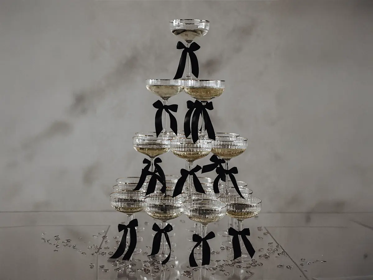Piramidă de șampanie pentru nuntă elegantă Infinity Luxury Events