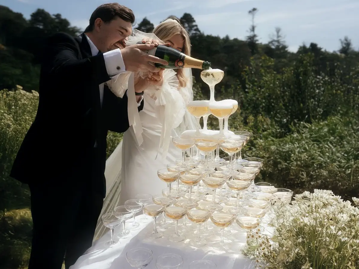 Piramidă de șampanie elegantă pentru evenimente de lux - Infinity Luxury Events