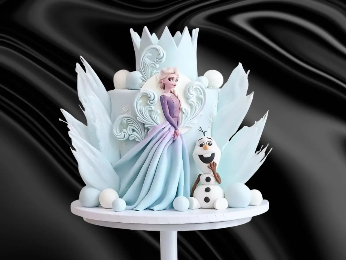 Tort personalizat elegant pentru evenimente de lux Infinity Luxury Events