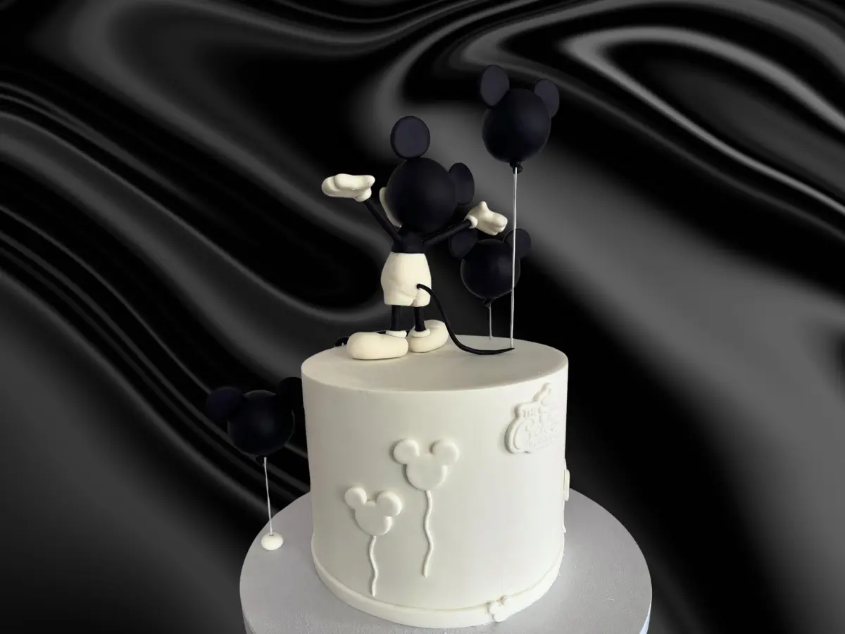 Tort personalizat elegant pentru evenimente de lux Infinity Luxury Events